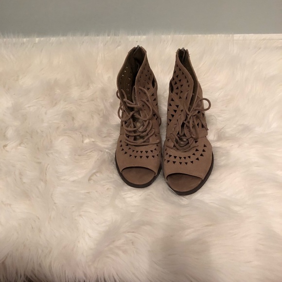 ~Vince Camuto~ brown booties size 7 - Picture 4 of 8